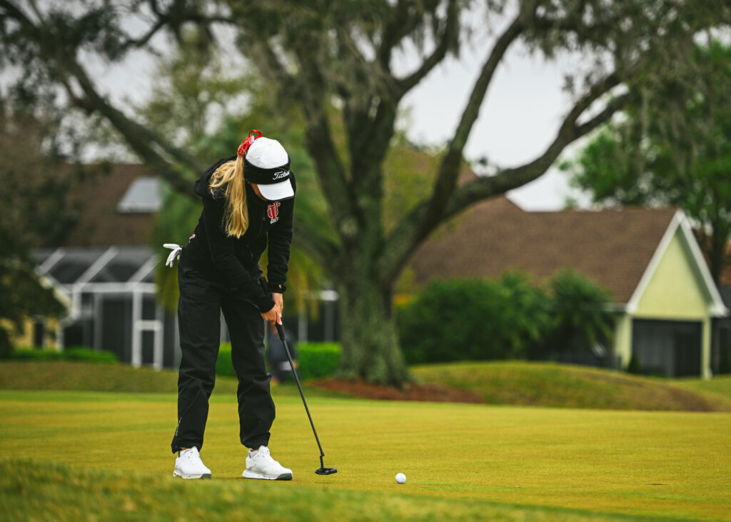Ella Mason college golf University of Tampa holing a putt