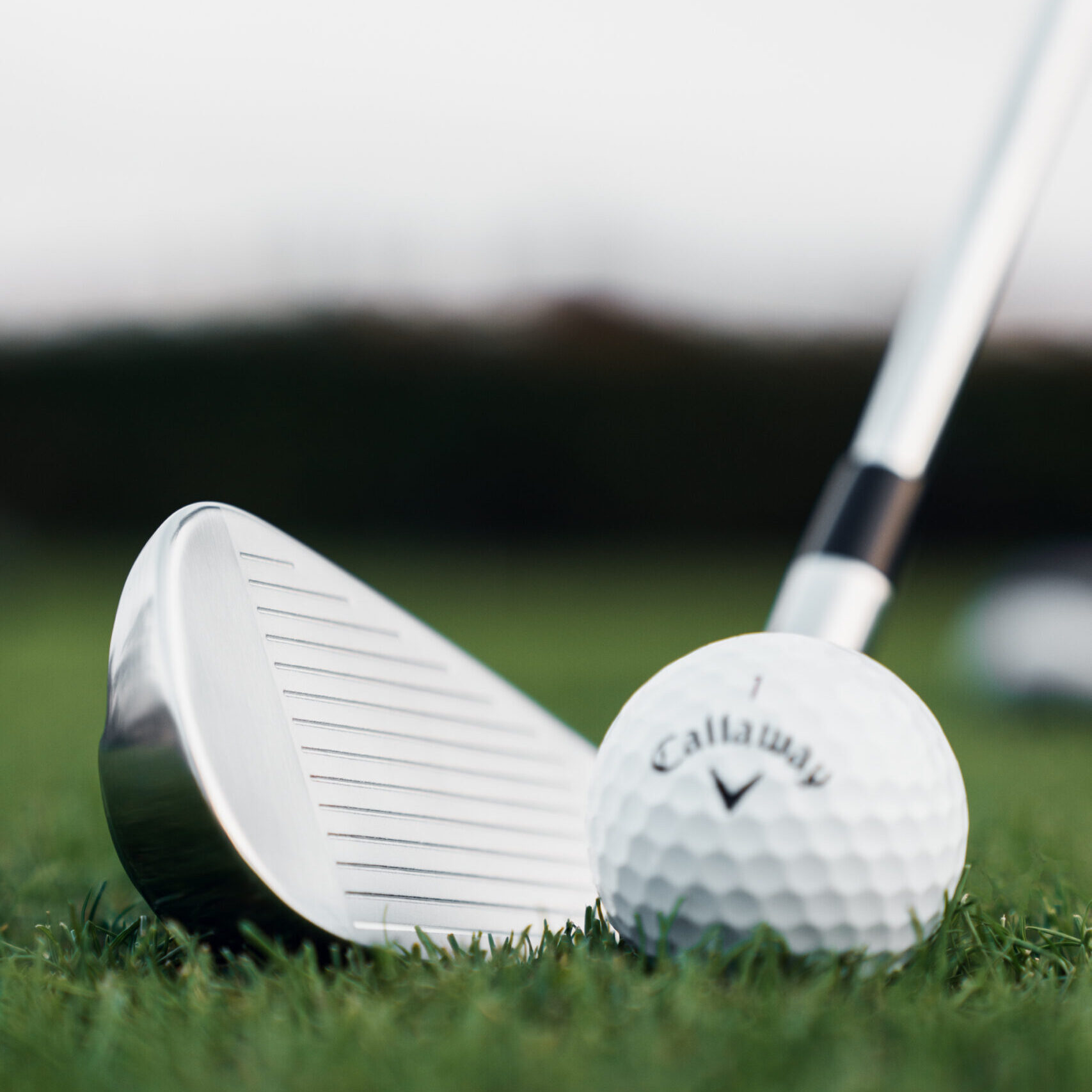 Callaway quantum max os irons addressing a golf ball